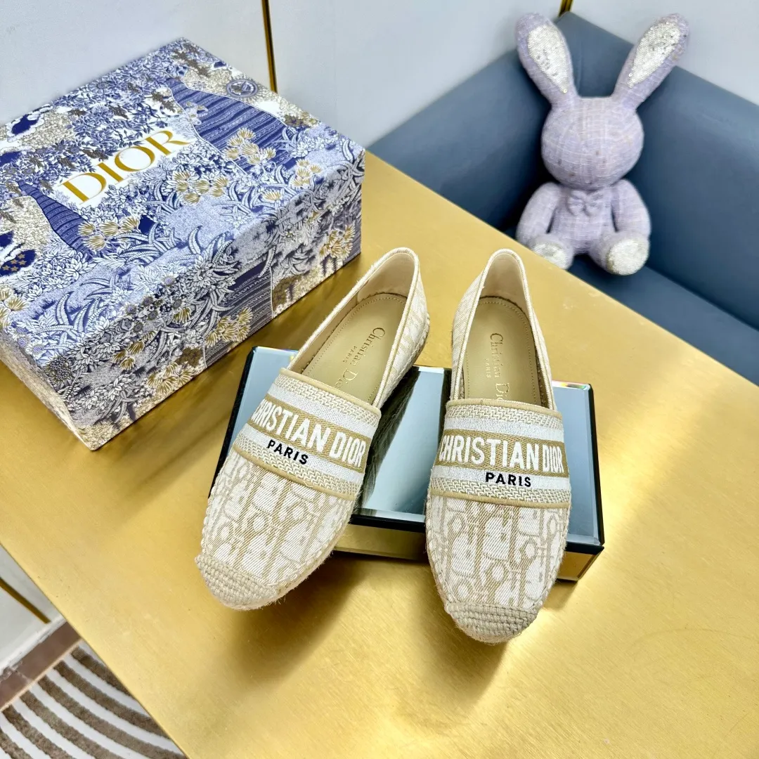 👟👟Ex-factory price 480👟👟 Dior Four Seasons Classic Electric Embroidered Fisherman Shoes These Dior Granville straw fisherman shoes are casual yet elegant. The upper is made of full leather embossing//cotton embroidery Carefully crafted, with hand-made rope soles + thin rubber outsole using traditional craftsmanship, they are lightweight, wear-resistant and versatile. They are essential for summer shoe cabinets👍34-42 sizes (34.41.42 custom sizes are non-refundable and non-exchangeable)
